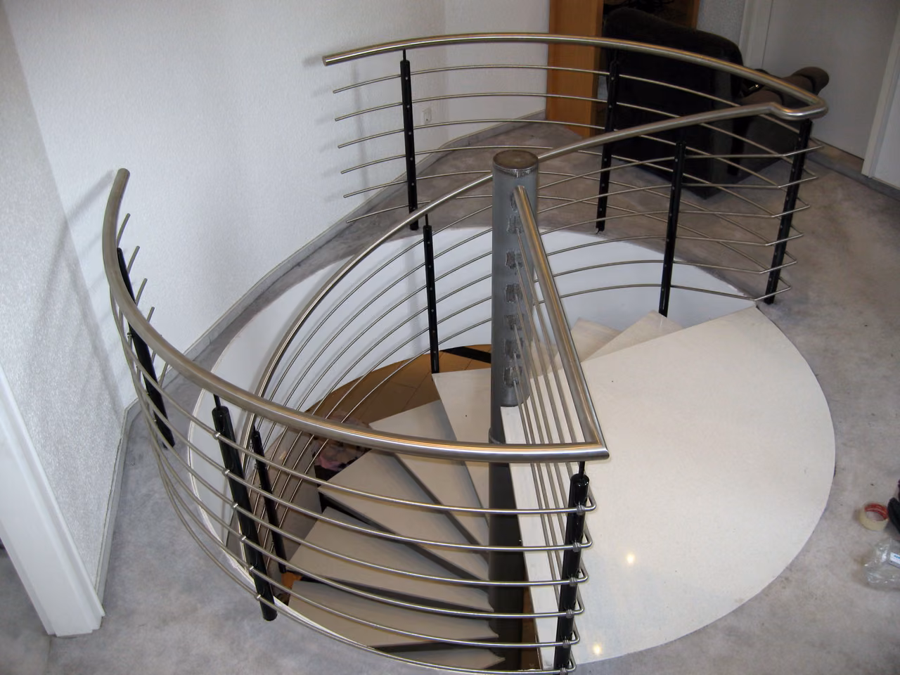 Gebogenes Edelstahlgeländer an einer Wendeltreppe
