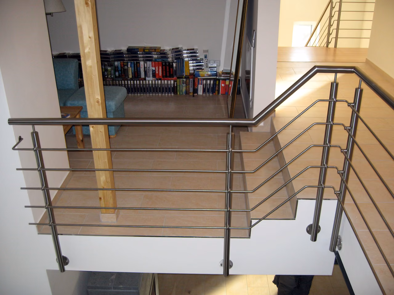 Treppengeländer mit waagerechten Edelstahlstäben an einer Galerie im Wohnhaus