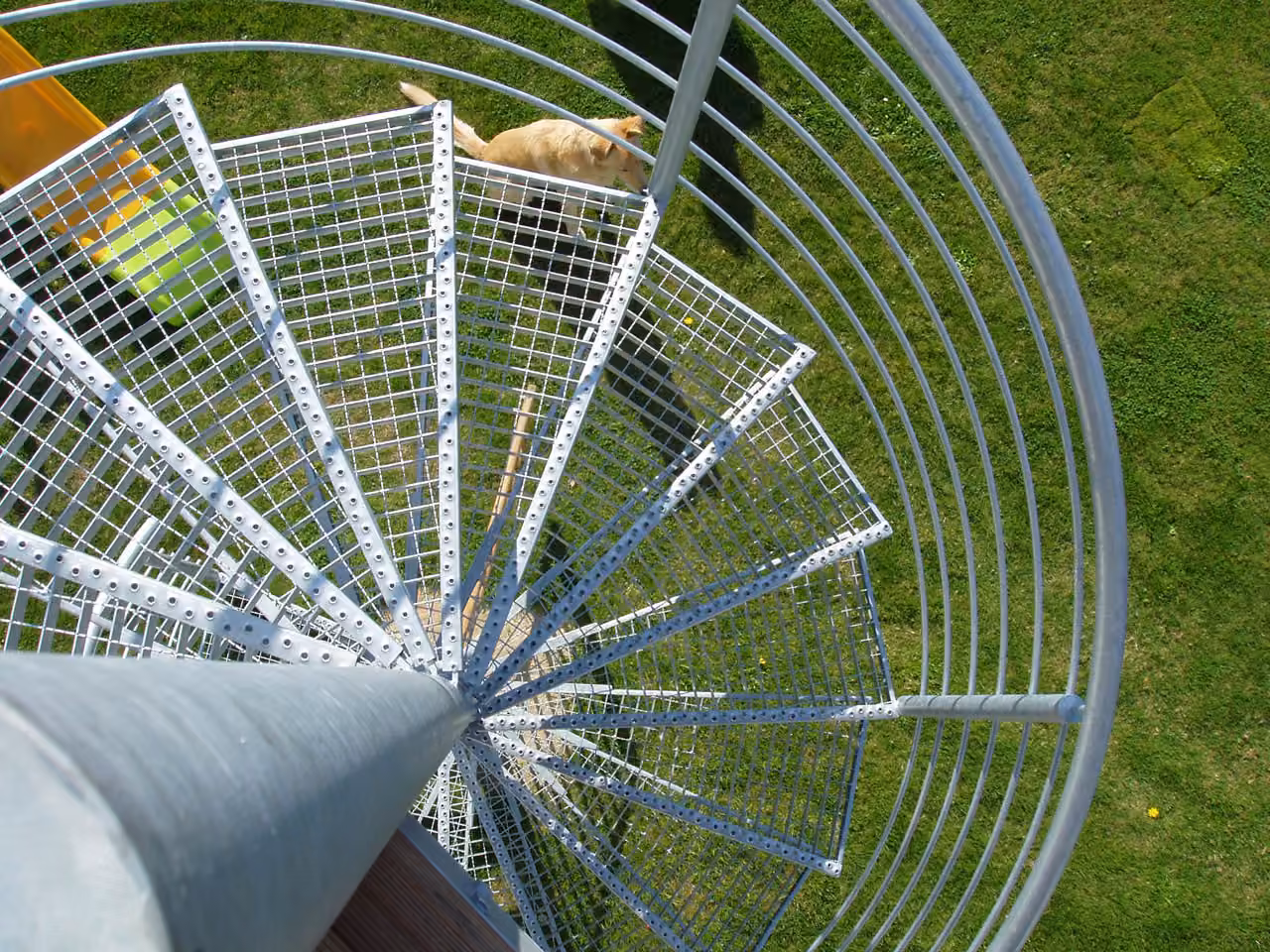 Spindeltreppe mit Gitterroststufen, von oben fotografiert