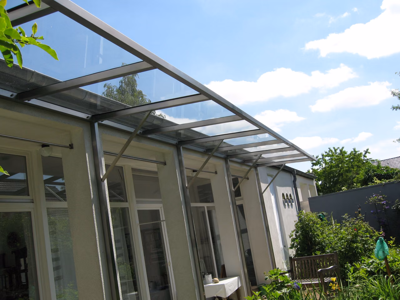 Terrassenüberdachung aus Glas auf einer Stahlkonstruktion